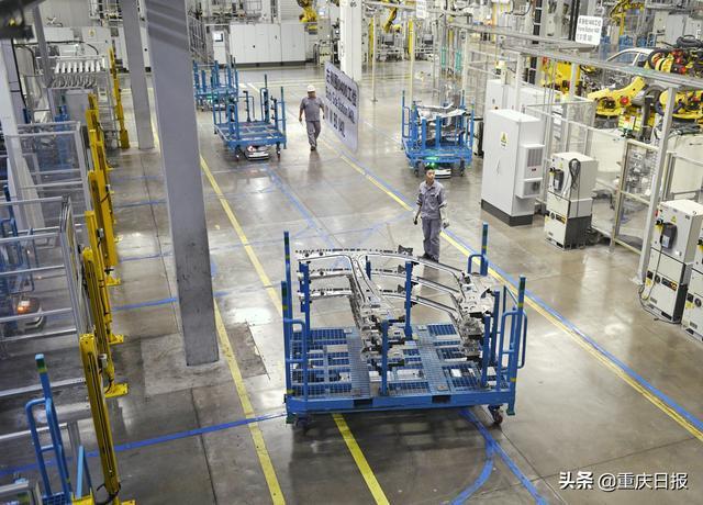 康新能源汽车智能工厂,为数不多的工人主要产品检测和机器人维护工作